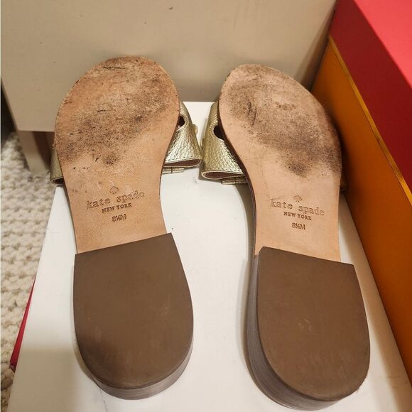 KATE SPADE NEW YORK Brie Kiltie Gold Leather Slide Sandals Sz.8.5 Ret$399 in Box - Picture 9 of 10